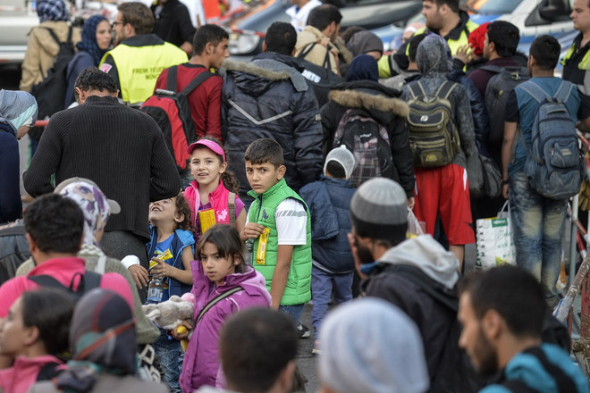 [Photo] Hơn 12.000 người di cư "đổ bộ" khiến Munich quá tải ảnh 1