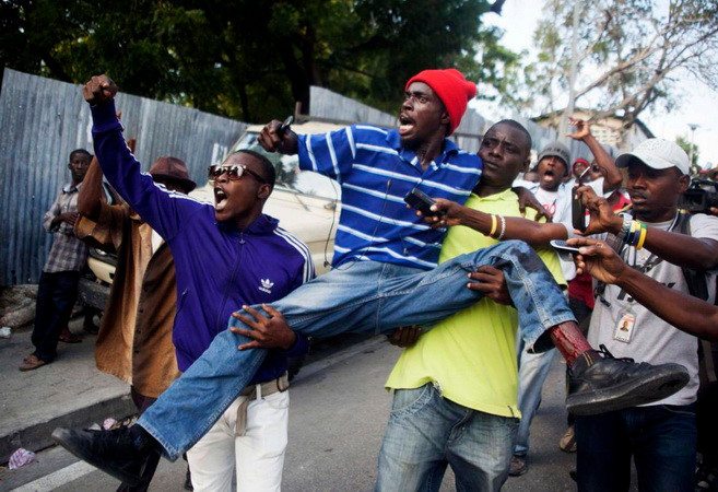 Haiti: Người dân xuống đường biểu tình phản đối giá xăng dầu cao ảnh 1