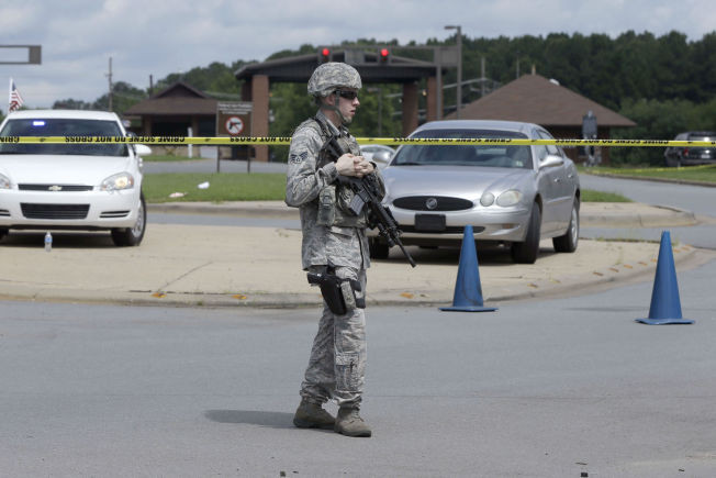 Lính Mỹ bắn đối tượng có vũ trang cố tiếp cận Căn cứ Little Rock ảnh 1