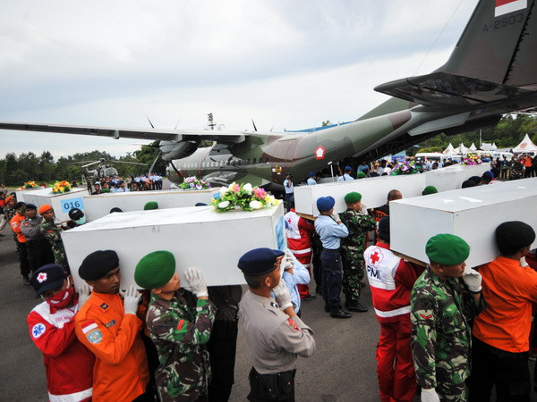 Không quân Indonesia sẵn sàng đưa thân nhân QZ8501 đến hiện trường ảnh 1