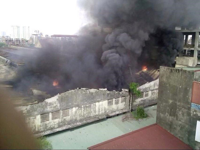 [Video] Kho chứa của Công ty Ôtô Cơ khí Hòa Bình bốc cháy dữ dội ảnh 1