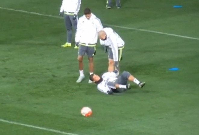 [Video] Ronaldo bị "đồ tể" Pepe dằn mặt ngay trong buổi tập đầu tiên ảnh 1