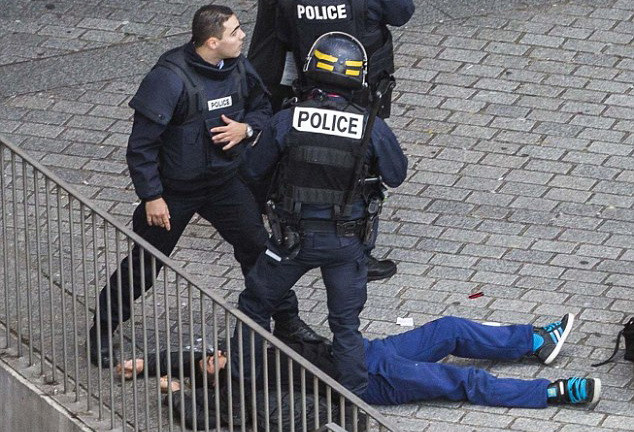 [Video] Giây phút kịch tính khi đặc nhiệm tóm sống nghi phạm khủng bố ảnh 1