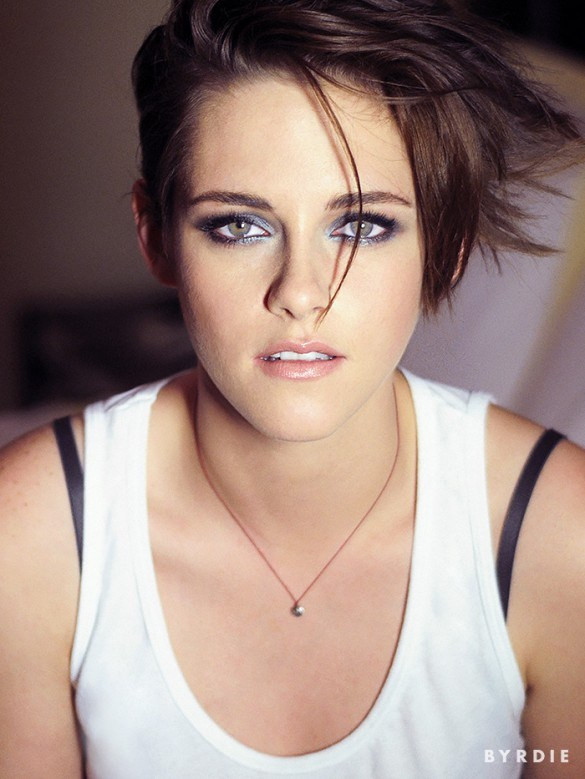 Chuyên gia trang điểm chọn kiểu mắt khói xanh ánh kim và đôi môi màu cam nude cho Kristen Stewart. Khám phá bí quyết đánh mắt xanh lấp lánh của Kristen Stewart ảnh 1