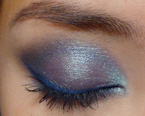 Gắn mi giả (nếu cần) sau đó bấm mi và chuốt mascara đen 2 lần cho toàn bộ hàng lông mi. Khám phá bí quyết đánh mắt xanh lấp lánh của Kristen Stewart ảnh 7