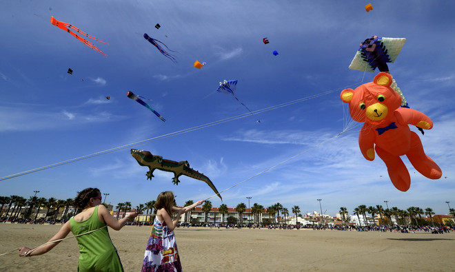 [Photo] Hàng trăm chiếc diều khổng lồ tụ hội ở Tây Ban Nha ảnh 3