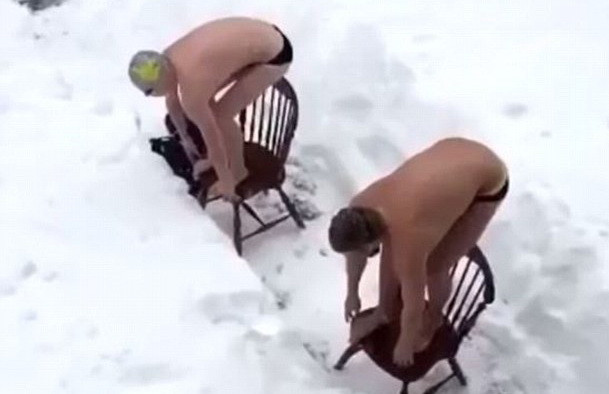 Phát điên vì giá lạnh, người Mỹ nghĩ ra trò bơi trong tuyết ảnh 1