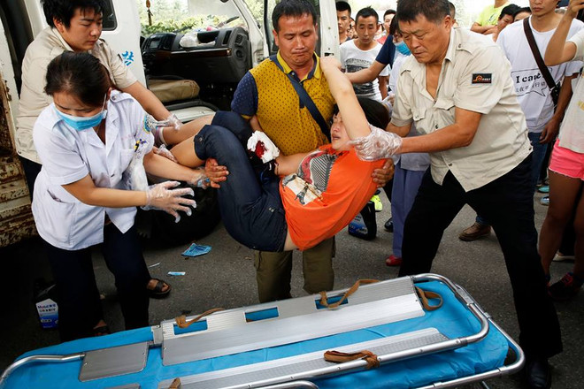 Bị chặn xe vận chuyển chó, tài xế bức xúc tự đâm dao vào mình ảnh 3