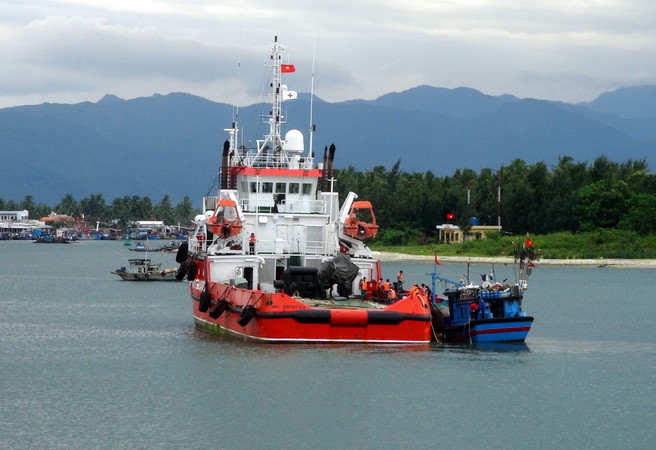 Hải Phòng: Cứu nạn kịp thời 5 ngư dân đắm tàu trên biển ảnh 1