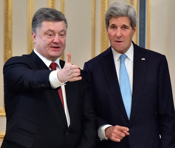 Ngoại trưởng Mỹ John Kerry (phải) cùng Tổng thống Ukraine. (Ảnh: AFP/TTXVN) Ngoại trưởng xác nhận khả năng Mỹ cung cấp vũ khí cho Ukraine ảnh 1