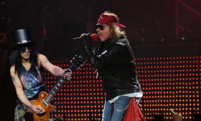 Guns N' Roses lần đầu tái hợp trên sân khấu sau 23 năm ảnh 1