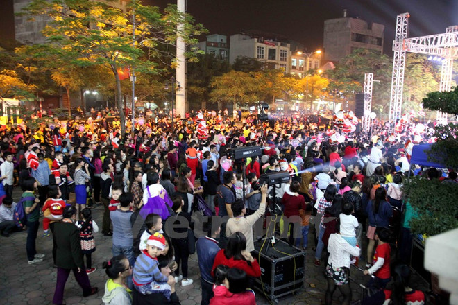 [Video] Không khí đón Giáng sinh tại các thành phố lớn ảnh 1