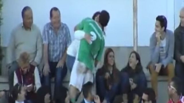 [Video] Nhận thẻ vàng do hôn bạn gái khi ăn mừng bàn thắng ảnh 1