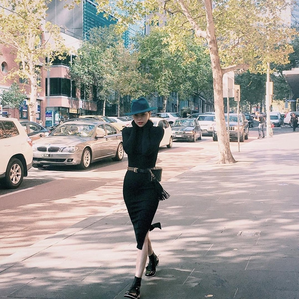 Mỹ nhân Việt "thắp sáng" street style ngày nắng lên ảnh 2