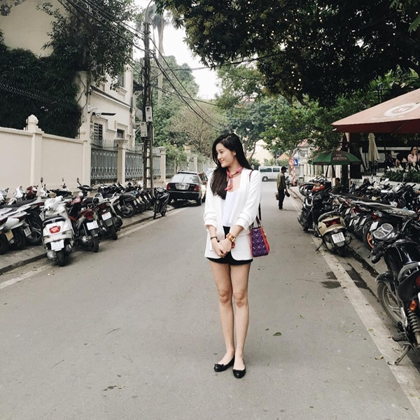 Mỹ nhân Việt "thắp sáng" street style ngày nắng lên ảnh 14