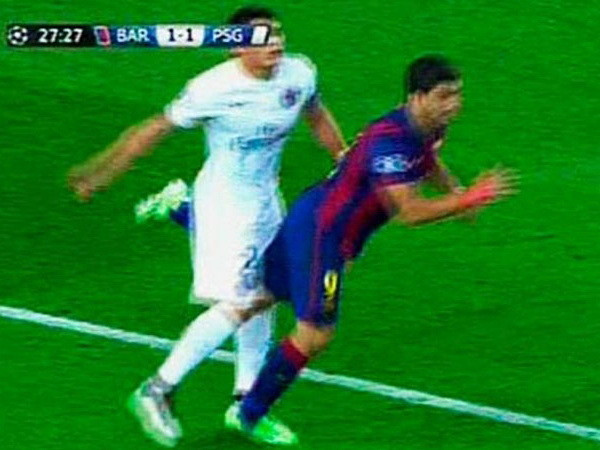 [Video] Suarez tung tuyệt chiêu kung-fu "đá hậu" về phía Thiago Silva ảnh 1