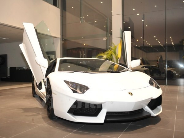 [Video] Siêu xe Lamborghini biến thành tàu ngầm vượt qua nước lũ ảnh 1