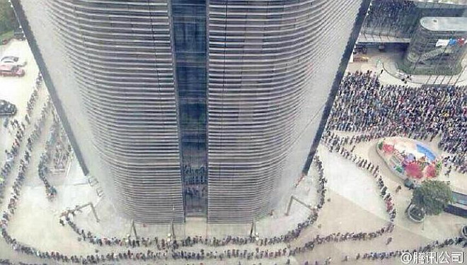 Hàng ngàn người xếp hàng chờ đại gia Trung Quốc phát bao lì xì ảnh 2