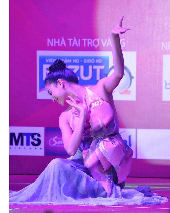 [Photo] Thí sinh Hoa hậu Việt Nam khoe tài qua phần thi tài năng ảnh 13