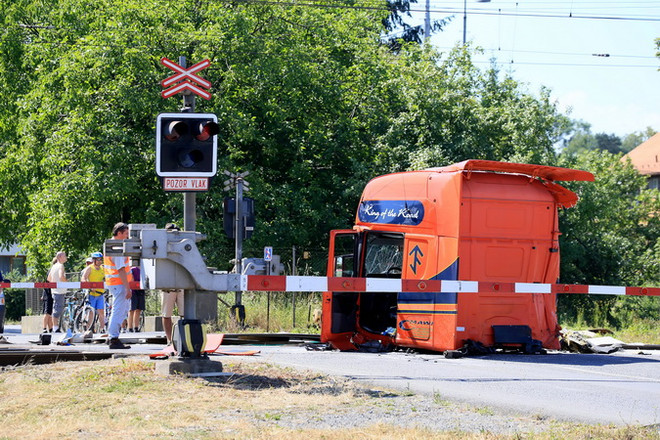 Xe tải lái ẩu va chạm với tàu cao tốc gây tai nạn nghiêm trọng ảnh 1