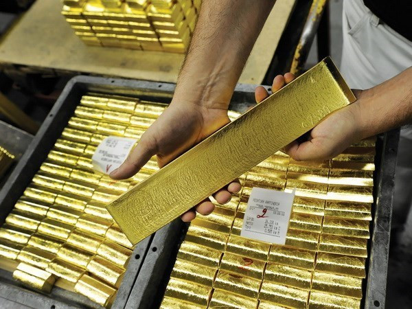 Đồng USD suy yếu giúp giá vàng châu Á thoát mức “đáy” của 5 năm ảnh 1