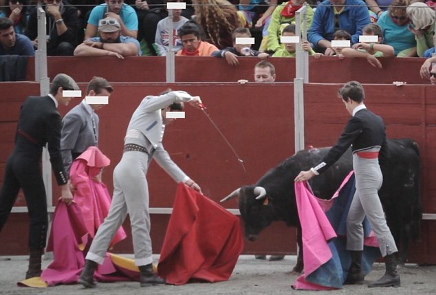 Đấu sỹ "máu lạnh" tuổi teen đâm chết bò tót một cách dã man ảnh 1