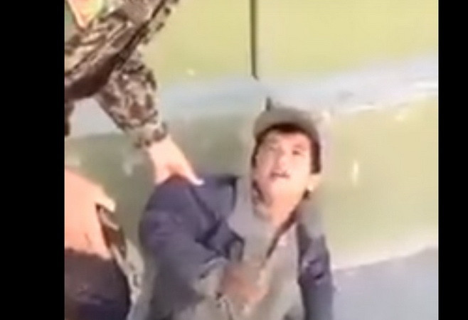 [Video] "Vạch mặt" đứa trẻ giả vờ bị khuyết tật để xin tiền ảnh 1