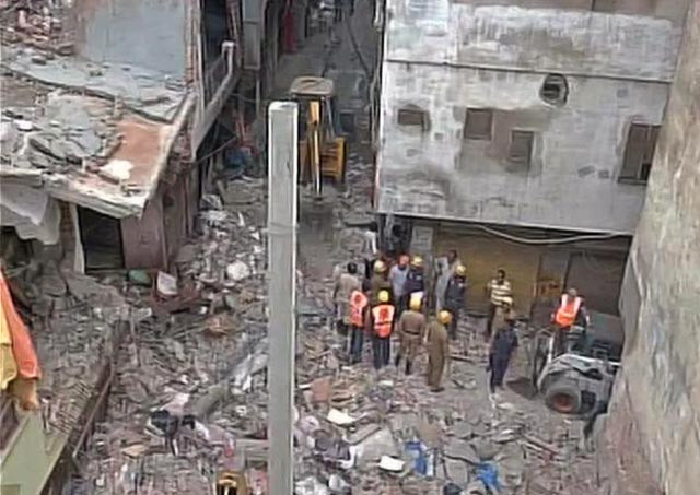 Ấn Độ: Sập nhà trong đêm tối khiến hàng chục người thương vong ảnh 1