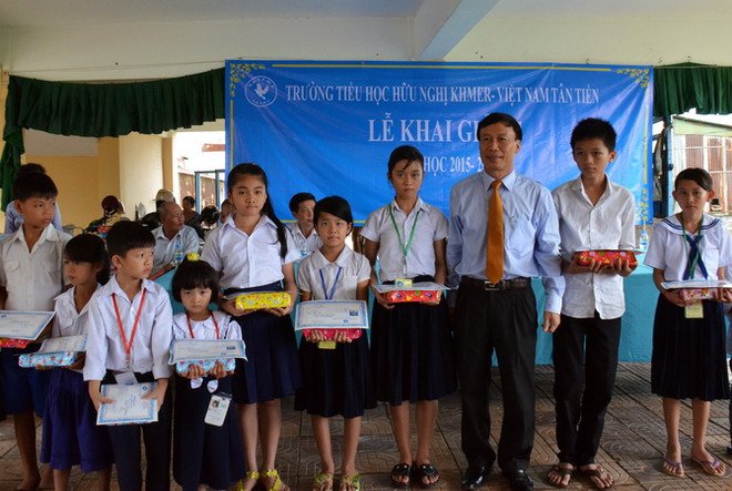 Học sinh Việt kiều tại Phnom Penh khai giảng năm học mới ảnh 1