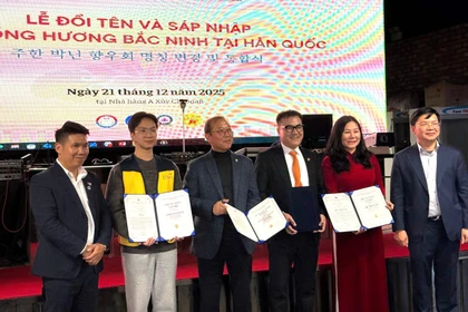 Đại diện Đại sứ quán và Ban Tổ chức trao quà lưu niệm cho các nhà tài trợ. (Ảnh: Đức Thắng/TTXVN)