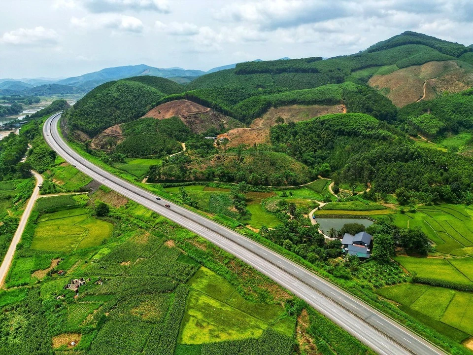 Tài xế xe tải bị phạt 23 triệu đồng vì chạy chậm và che biển số trên cao tốc