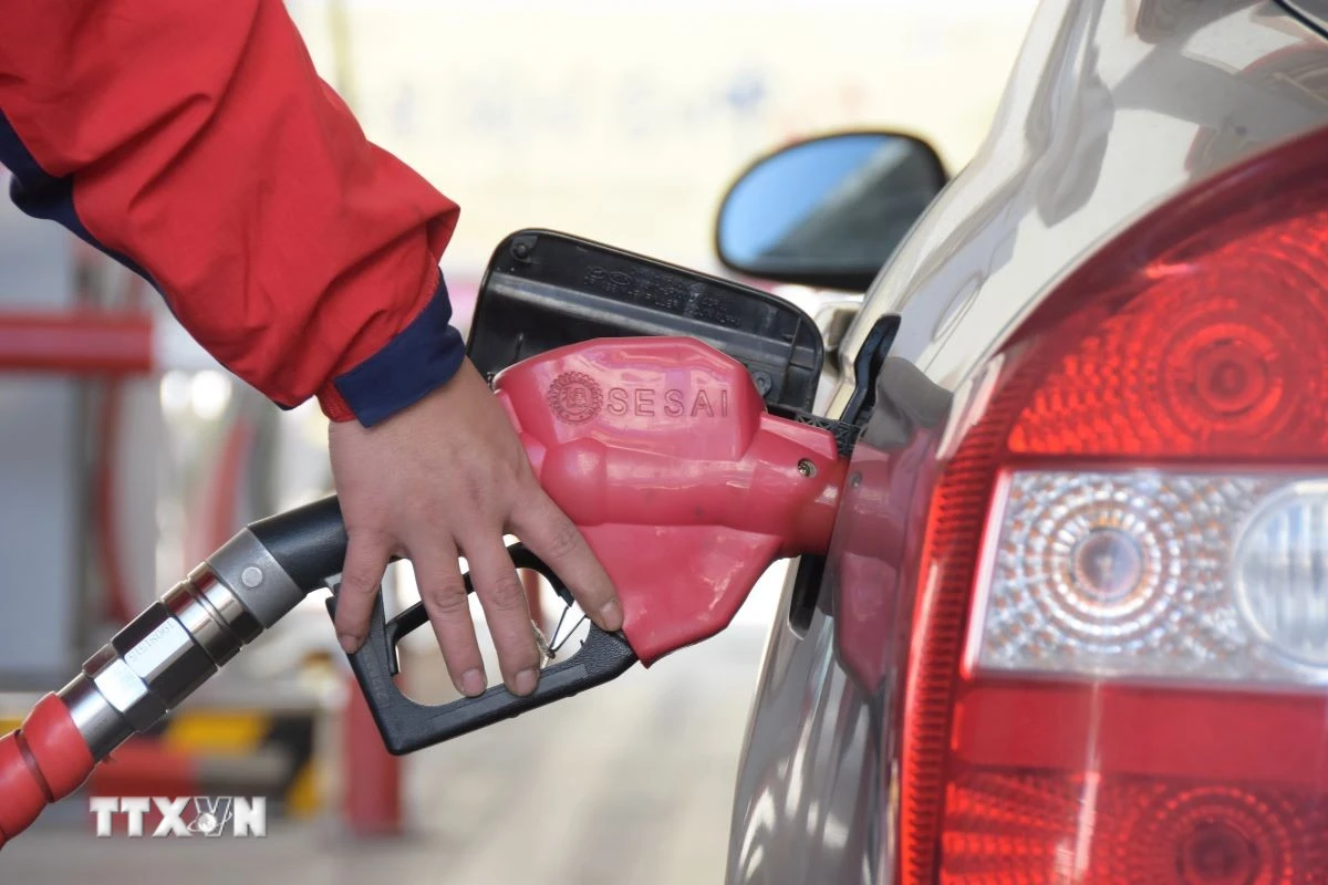 Giá dầu Brent tăng vượt mốc 100 USD/thùng do tồn kho Mỹ giảm mạnh