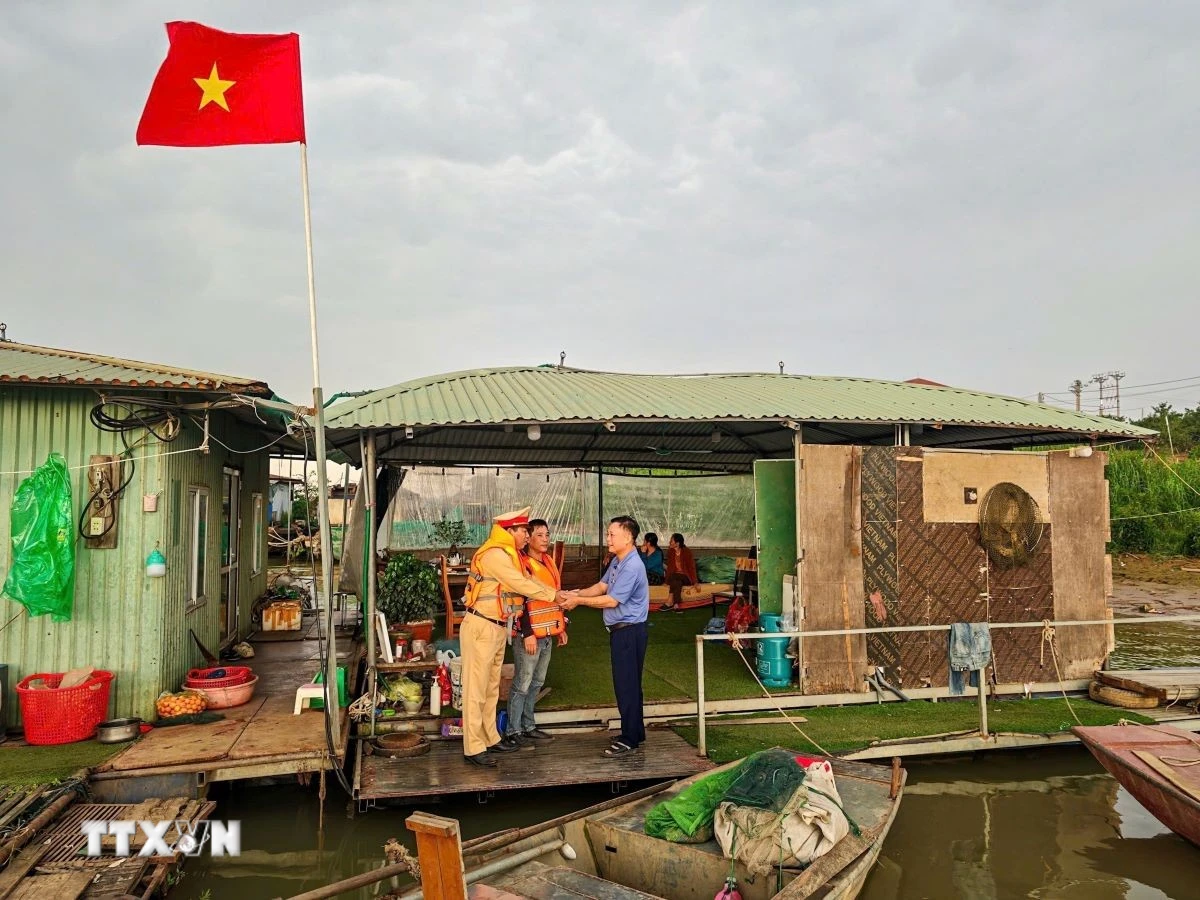 Cảnh Sát Đường Thủy Hà Nội Đưa Thẻ Cử Tri Đến Tận Thuyền Dân Trên Sông Hồng
