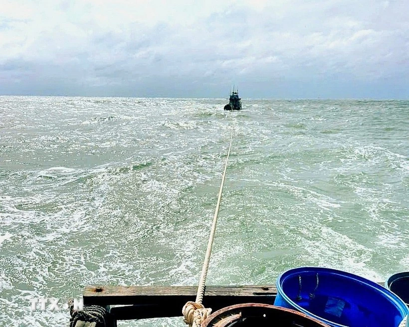 Vùng Cảnh sát biển 4 giải cứu kịp thời ngư dân trên tàu cá bốc cháy