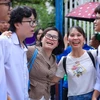 Thí sinh và người nhà đều vui vẻ vì môn Ngữ văn vừa sức. (Ảnh: Minh Sơn/Vietnam+)