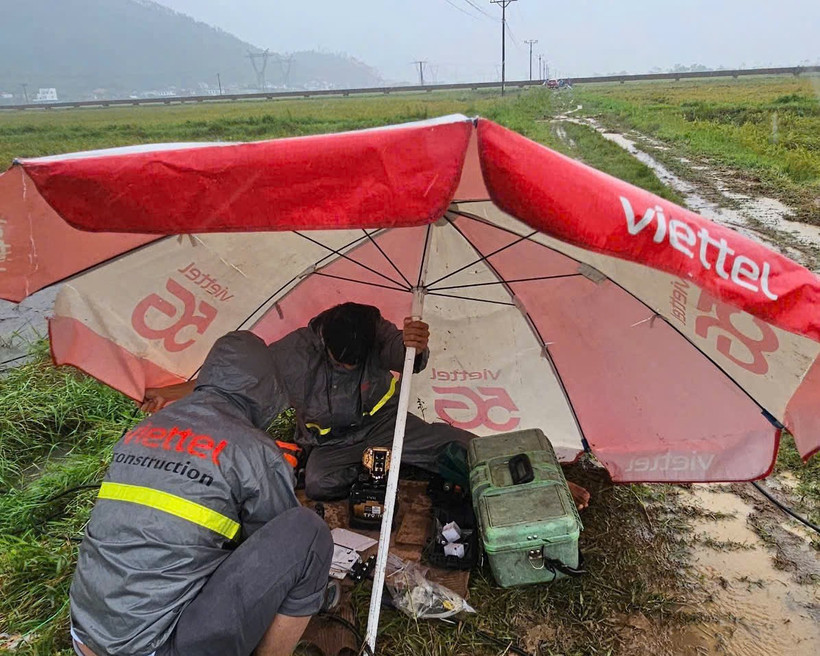 Nhân sự Viettel được điều động ứng cứu xuyên đêm đến sáng tại các điểm nóng. (Ảnh: Viettel)