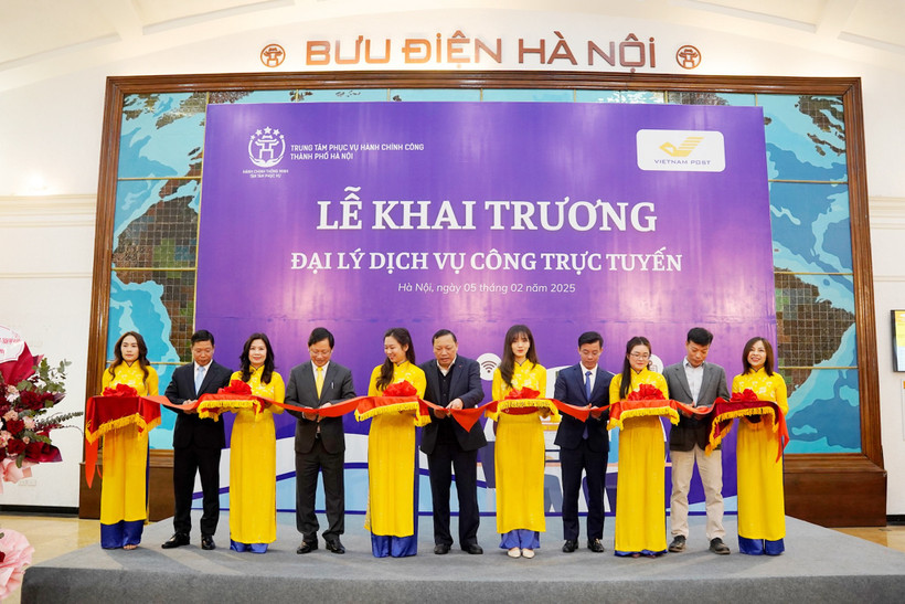 Lễ khai trương thí điểm Đại lý Dịch vụ công tại Bưu điện Trung tâm Hoàn Kiếm. (Ảnh: PV/Vietnam+)