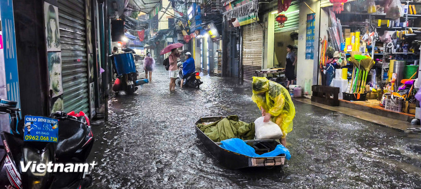Người dân phải giao bún bằng thuyền. (Ảnh: Hoài Nam/Vietnam+)