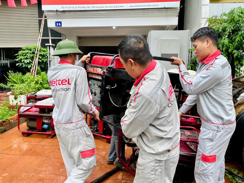 Đội ngũ kĩ thuật viên Viettel chuẩn bị vật tư để ứng phó trước cơn bão số 9. (Ảnh: Viettel)