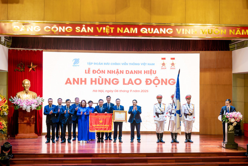 Đồng chí Phạm Minh Chính, Thủ tướng Chính phủ đã trao tặng danh hiệu Anh hùng Lao động cho tập thể Lãnh đạo, cán bộ công nhân viên, người lao động VNPT. (Ảnh: Minh Sơn/Vietnam+)