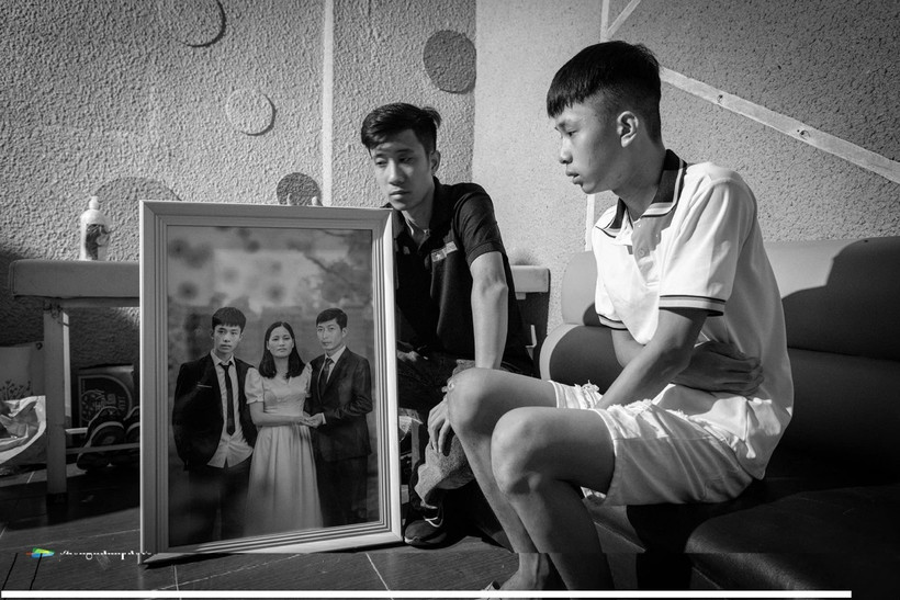 Nhóm Skyline - những người trẻ trong dự án “Nét ảnh vượt bão” khi họ tình nguyện phục dựng lại những bức ảnh “chưa từng tồn tại” cho các gia đình không còn nguyên vẹn ở Làng Nủ, Lào Cai.