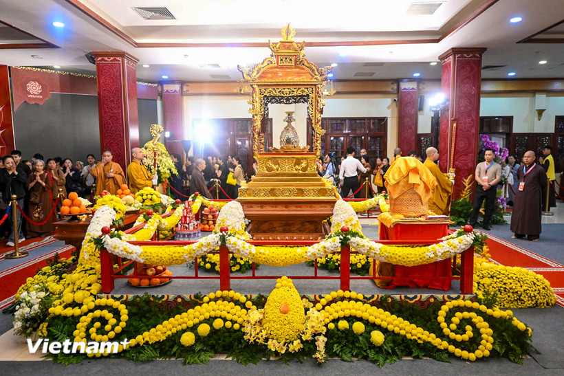 Khu vực đặt xá lợi bên trong chùa Quán Sứ được bài trí trang trọng tạo không gian thiêng liêng, thanh tịnh. (Ảnh: PV/Vietnam+)