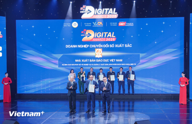 Tại Lễ trao Giải thưởng Chuyển đổi số Việt Nam lần thứ 8, với “Hệ sinh thái giải pháp số về nghiệp vụ và quản lý xuất bản, sản phẩm sách giáo khoa điện tử”, Nhà xuất bản Giáo dục Việt Nam đã được vinh danh ở hạng mục “Doanh nghiệp, đơn vị sự nghiệp chuyển đổi số xuất sắc." (Ảnh: Minh Sơn/Vietnam+)