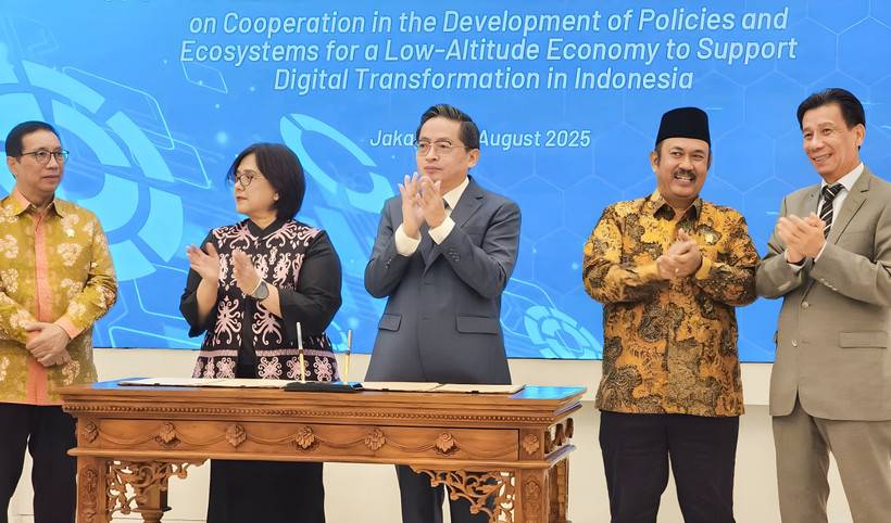 Từ trái qua. Ông Febrian Alphyanto Ruddyard - Thứ trưởng Bappenas, bà Teni Widuriyanti - Tổng Thư ký Bappenas, ông Trần Kim Chung – Chủ tịch CT Group, ông Rachmat Pambudy – Bộ trưởng Bappenas, ông Tạ Văn Thông – Đại sứ Việt Nam tại Indonesia trong Lễ ký kết biên bản ghi nhớ hợp tác. (Ảnh: CT Group)