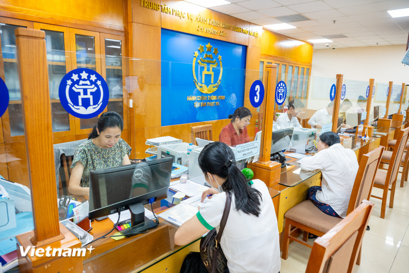 Trong ngày 20/6, tại trụ sở Ủy ban Nhân dân quận Hoàn Kiếm sắp tới là Ủy ban Nhân dân phường Hoàn Kiếm, các cán bộ đã chủ động thử nghiệm hoạt động theo mô hình mới. (Ảnh: Minh Sơn/Vietnam+)