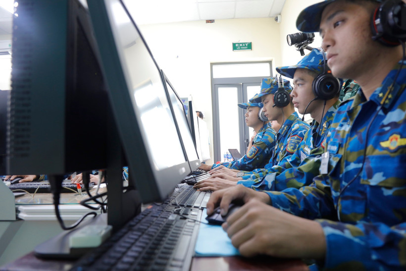 Các kíp chiến đấu lần đầu tiên đưa vào thực hành Hệ thống cảnh giới và bảo vệ vùng trời quốc gia VQ2 hay còn gọi là Hệ thống VQ2 do Tổng Công ty Công nghiệp Công nghệ cao Viettel (Viettel High Tech) phối hợp với Quân chủng Phòng không – Không quân nghiên cứu phát triển. (Ảnh: Viettel)