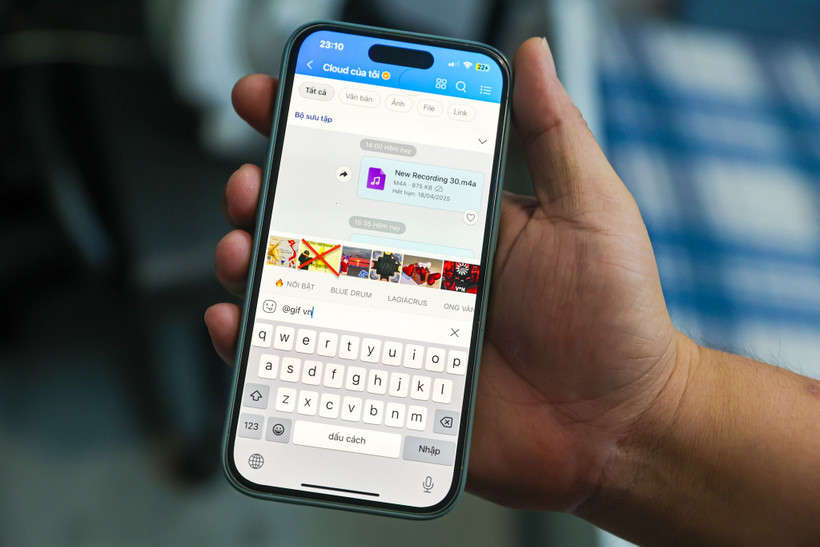 Hình ảnh 'cờ vàng ba sọc đỏ' xuất hiện trong ứng dụng nhắn tin Zalo. (Ảnh: Minh Sơn/Vietnam+)