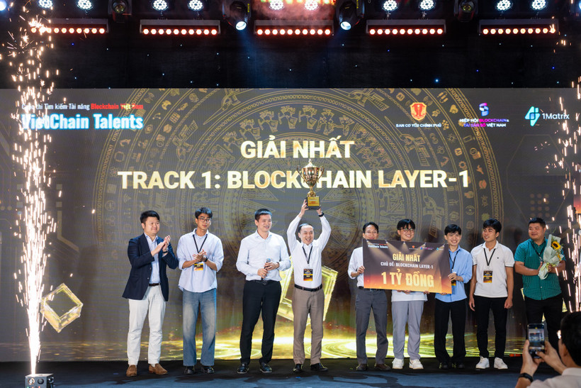 Giải Nhất Chủ đề Blockchain Layer-1 đã xướng tên KMASC với dự án Nền tảng Quản lý Văn bằng Chứng chỉ Quốc gia. (Ảnh: Minh Sơn/Vietnam+)