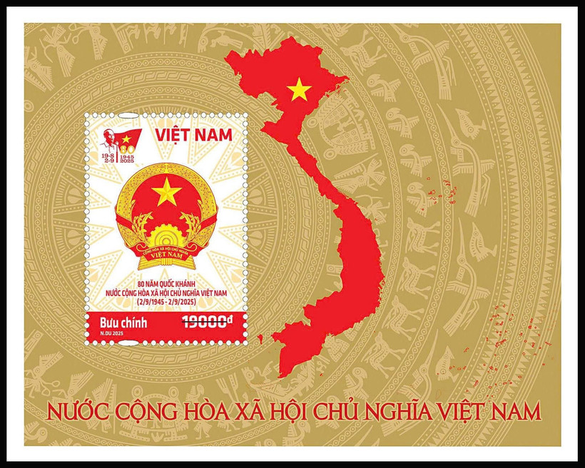 Mẫu blốc thể hiện Quốc huy nước Cộng hòa Xã hội Chủ nghĩa Việt Nam và bản đồ Tổ quốc với chủ quyền biển đảo thiêng liêng và trọn vẹn của lãnh thổ quốc gia.