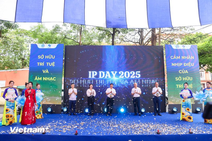 Các đại biểu cùng thực hiện nghi thức khởi động, đánh dấu sự kiện chính thức hưởng ứng Ngày Sở hữu trí tuệ Thế giới 2025. (Ảnh: Minh Sơn/Vietnam+)